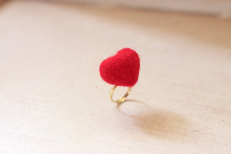 Red Heart Ring - แหวนทั่วไป - ขนแกะ สีแดง