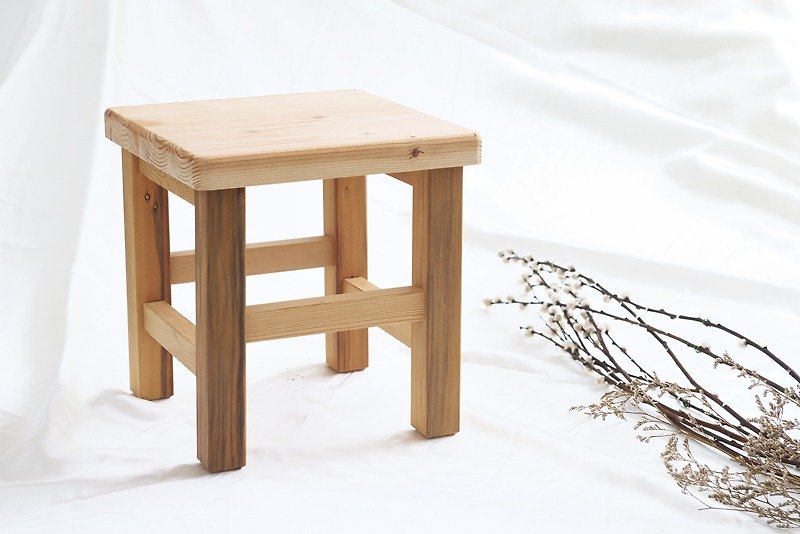 Moment木們-Talkwood-傢俱訂製，檜木椅 （未上漆）(Taiwan. Hinoki)-卡榫木工工法(高30 x寬29 x長29) - เฟอร์นิเจอร์อื่น ๆ - ไม้ สีทอง