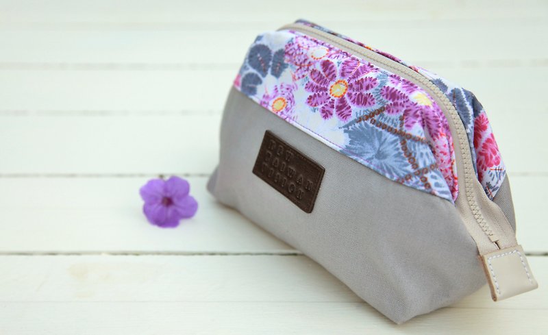[Mouth gold cosmetic bag] painted flowers - gray - Toiletry Bags & Pouches - Other Materials 