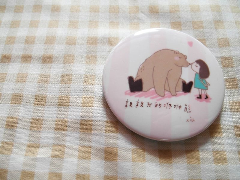 Raccoon / Kiss / - 5.8cm badge - Badges & Pins - Plastic Pink