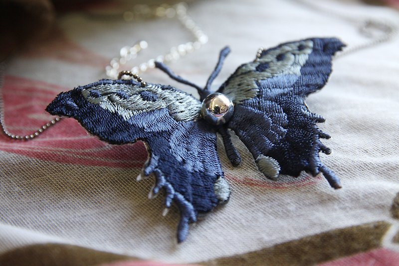 Butterfly embroidery pin butterfly necklace - dark blue - สร้อยคอ - วัสดุอื่นๆ สีน้ำเงิน