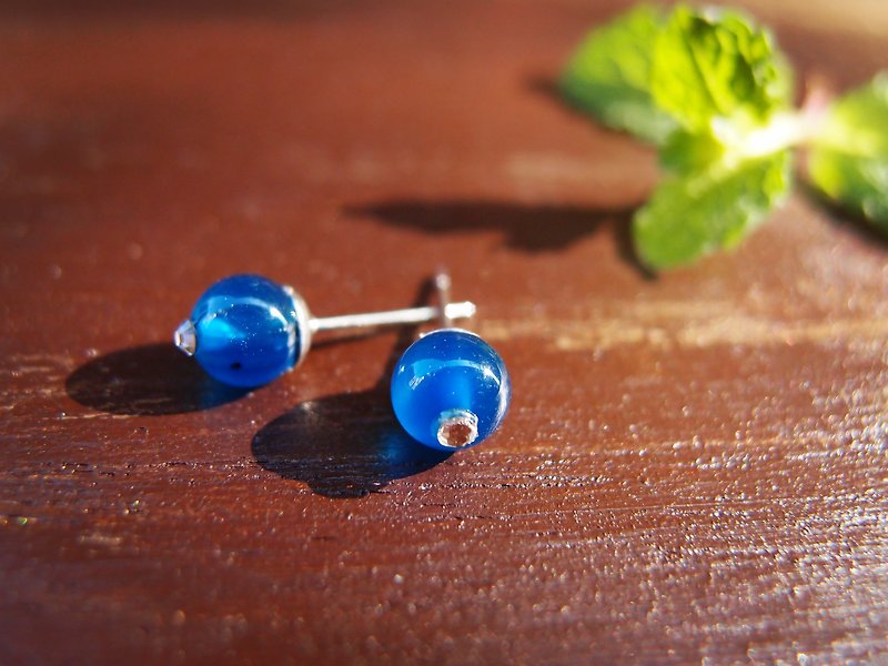 【DODOWU手作輕珠寶】《天然石貼耳耳環/藍瑪瑙》手工製作/平價設計珠寶/抗過敏/中性/可以改夾式 - 耳環/耳夾 - 寶石 藍色