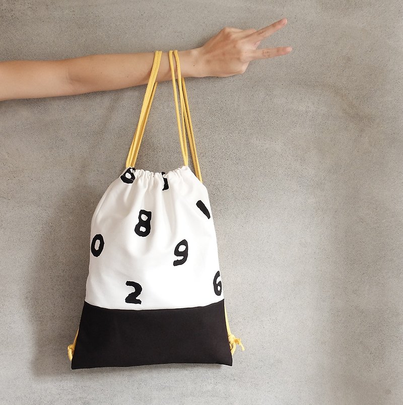 Mathematics gifted students lucky number after Drawstring Backpack black and white sou. sou Ise cotton wood - กระเป๋าหูรูด - วัสดุอื่นๆ สีดำ