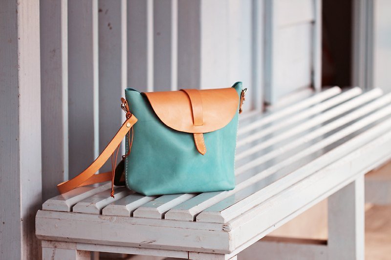 Life lightweight leather bag - กระเป๋าแมสเซนเจอร์ - หนังแท้ สีน้ำเงิน