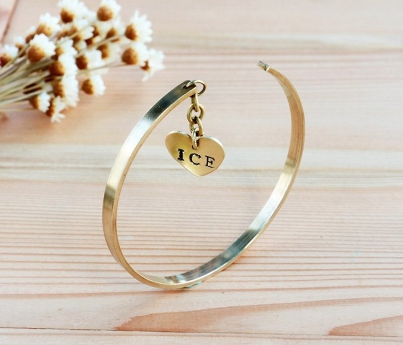 Customized pendants hand knocking letter love minimalist minimalist geometric brass bracelet Personalized Valentine's Day gift. Birthday. Day - สร้อยข้อมือ - โลหะ 