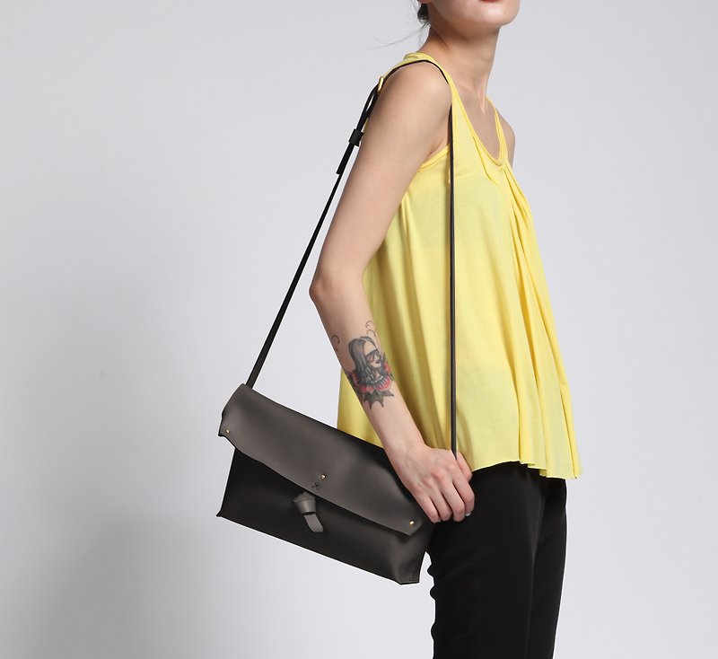 Zemoneni leather fine Lady shoulder bag in Black color - กระเป๋าแมสเซนเจอร์ - หนังแท้ สีดำ