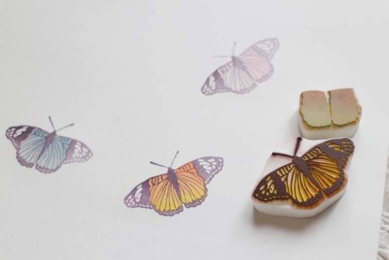 アンティーク風　蝶の多色押し　消しゴムはんこ - はんこ・スタンプ台 - 木製 ホワイト