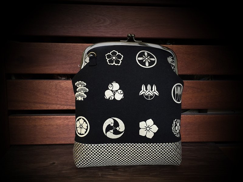 Japanese family logo mouth gold bag [can be slanted back] - Messenger Bags & Sling Bags - Other Materials Black