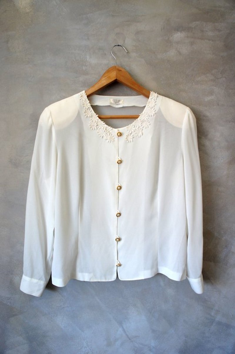 Japan's three-dimensional embroidered collar long shirt vintage - เสื้อเชิ้ตผู้หญิง - วัสดุอื่นๆ ขาว