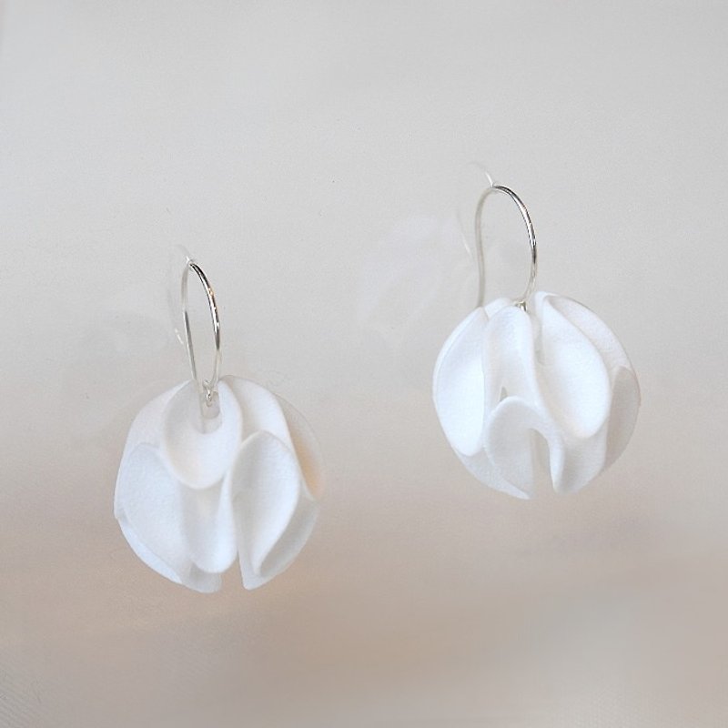 ruffle white earrings - ต่างหู - พลาสติก ขาว