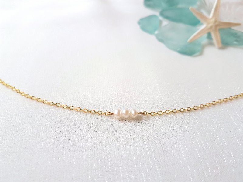 Small Water Drop‧Three Pearl Pearl Necklace June Birthstone - Necklaces - Pearl Gold