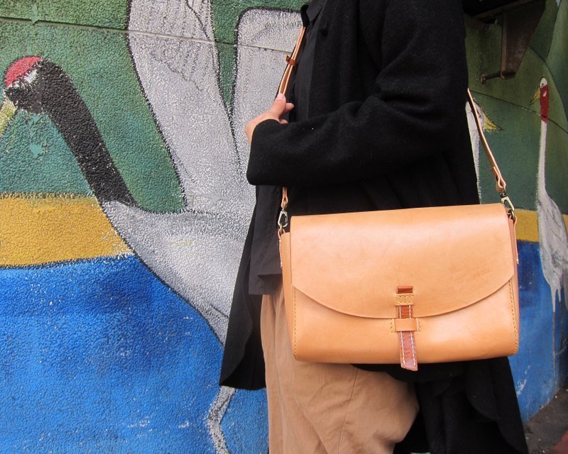 Leather hand-stitched leather shoulder bag _ - กระเป๋าแมสเซนเจอร์ - หนังแท้ สีกากี