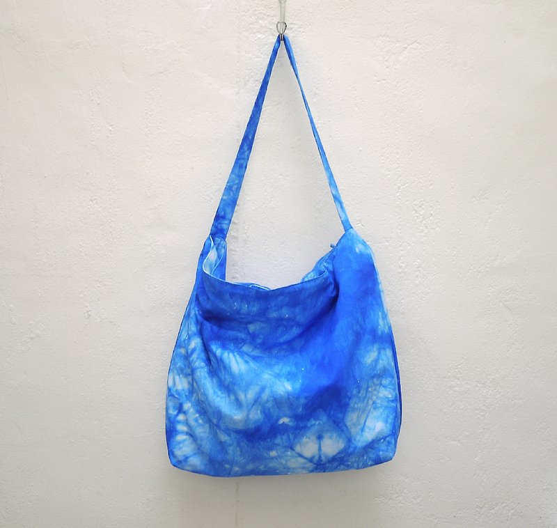 EVERYTHING IN BETWEEN 蠟染布兩用拉鍊斜背袋 - 大 - 側背包/斜孭袋 - 其他材質 藍色