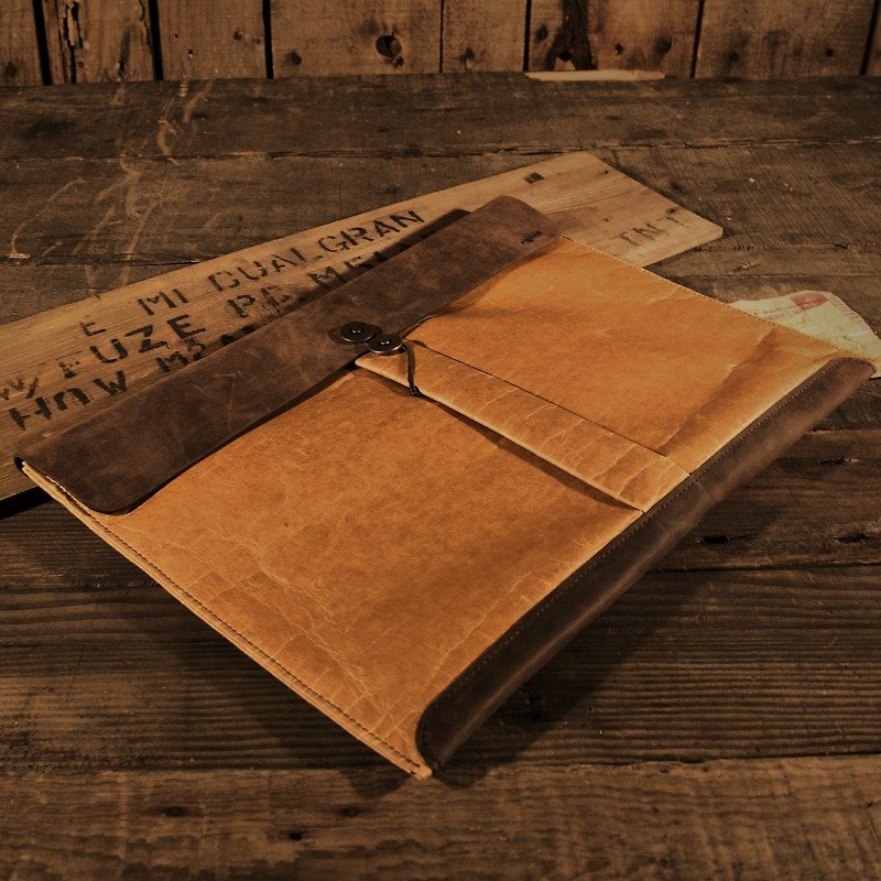 Wax pattern antique leather-classic MACBOOK AIR bag - เคสแท็บเล็ต - วัสดุอื่นๆ สีนำ้ตาล