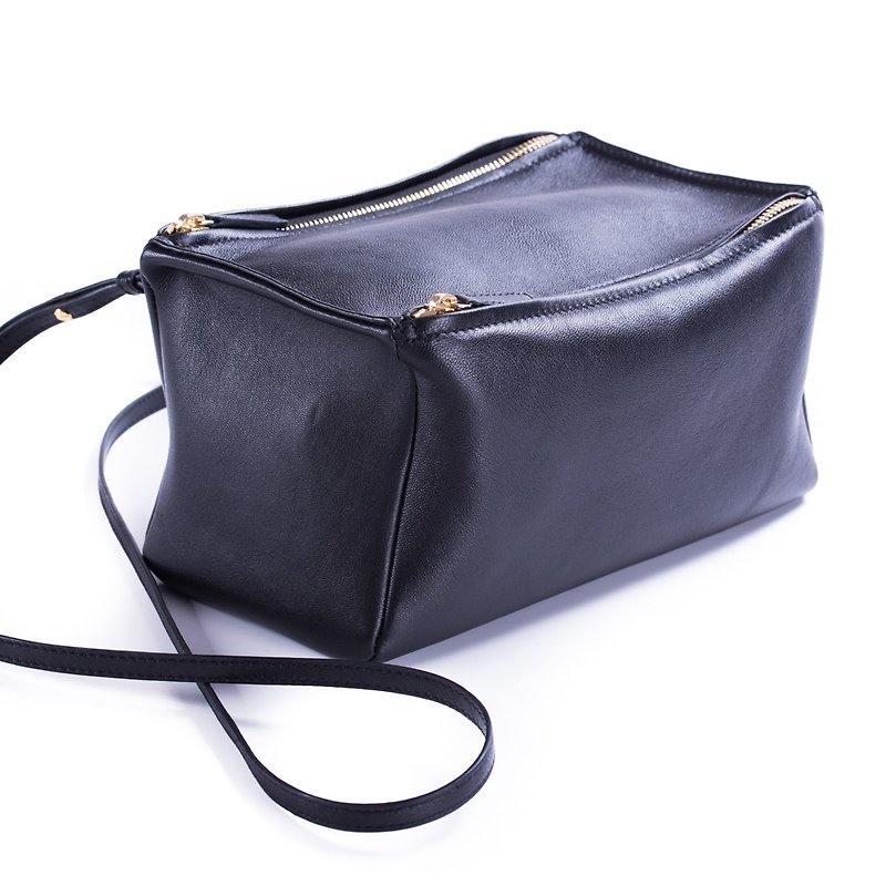 Patina leather handmade pandora mini small square bag - กระเป๋าแมสเซนเจอร์ - หนังแท้ สีดำ