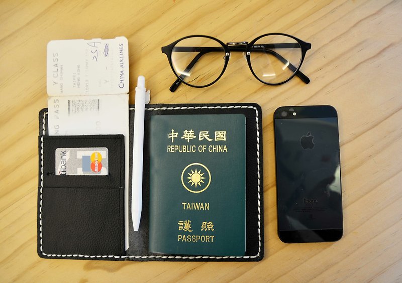 ハンドメイドレザー─パスポートホルダー。 （パスポートバッグ、書類ホルダー、航空券・旅行用多機能カードホルダー、カード） - パスポートケース - 革 多色