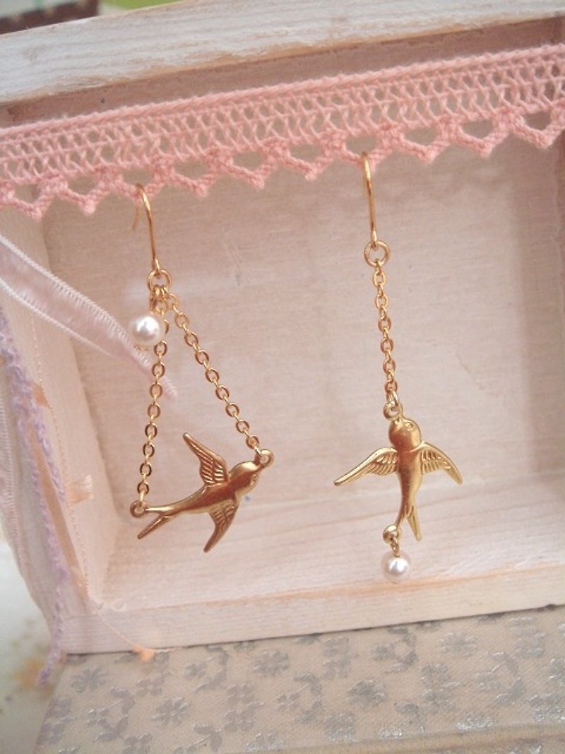 Garohands Golden Little Flying Swallow Crystal Pearl Feel Earrings D069 Gift - ต่างหู - โลหะ สีทอง