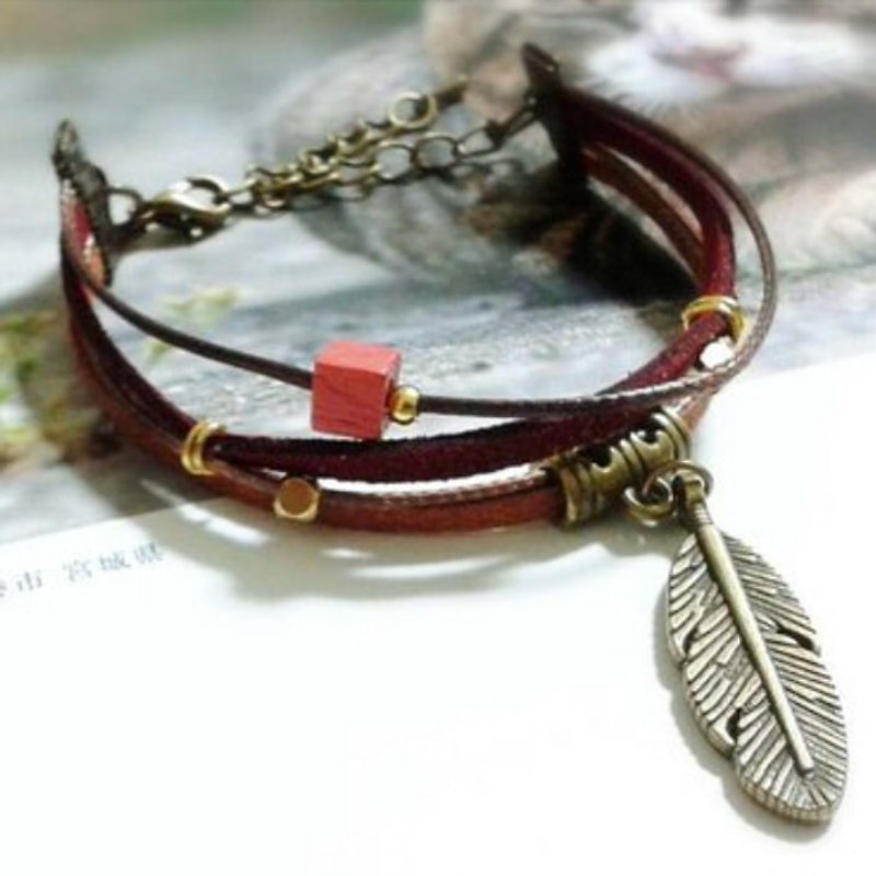 hand made bracelet-- korean synthetic leather【feather】 - สร้อยข้อมือ - หนังแท้ 