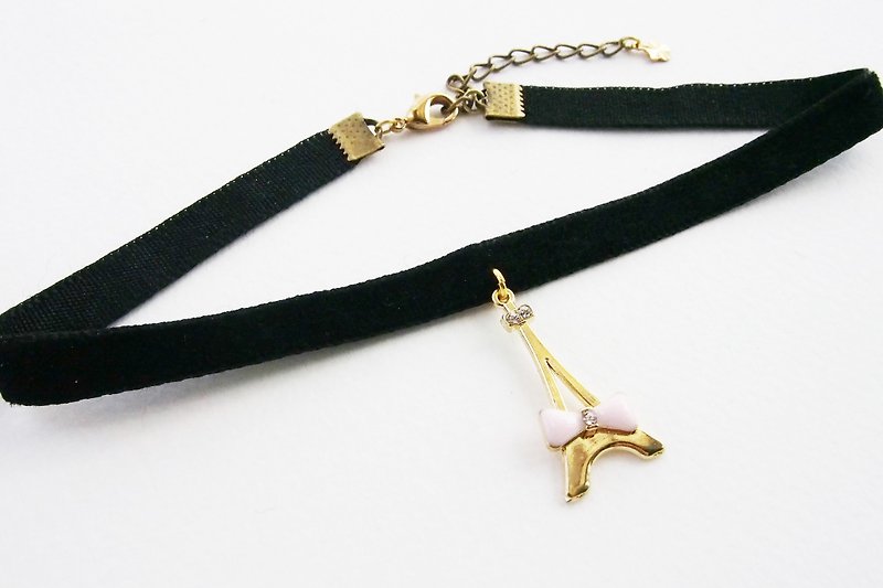 Black velvet choker/necklace with Eiffel charm - สร้อยคอ - วัสดุอื่นๆ สีดำ