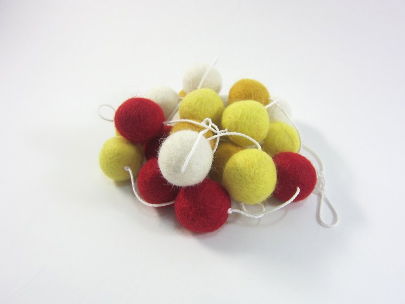 I wool ball pendant I No.6 happy yellow-red color I home furnishings, camping I wool felt ball - ตกแต่งผนัง - ขนแกะ สีแดง