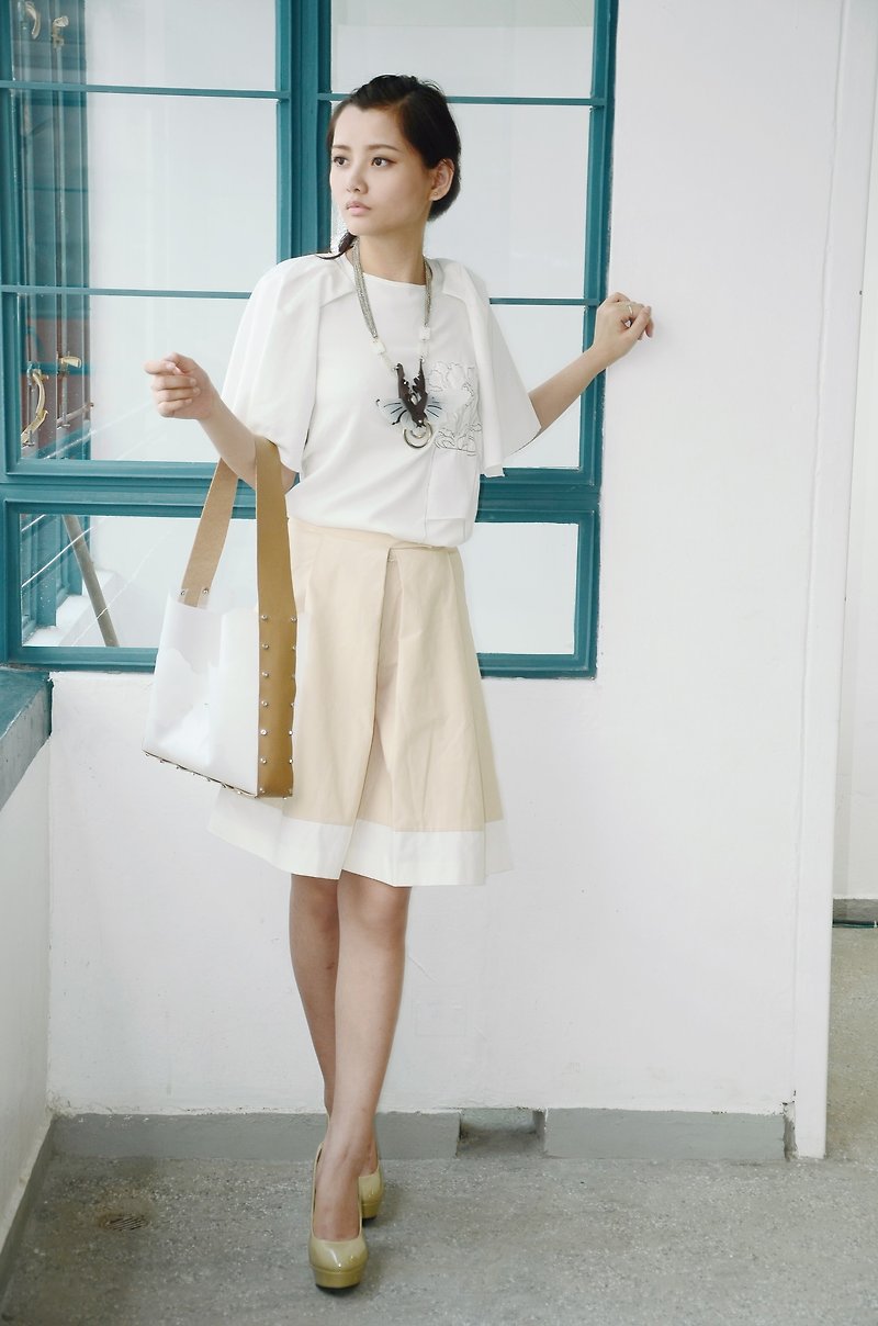 Embroidered top with Bellflower-shaped elastic sleeves - White (Hong Kong Design brand) - เสื้อผู้หญิง - วัสดุอื่นๆ ขาว