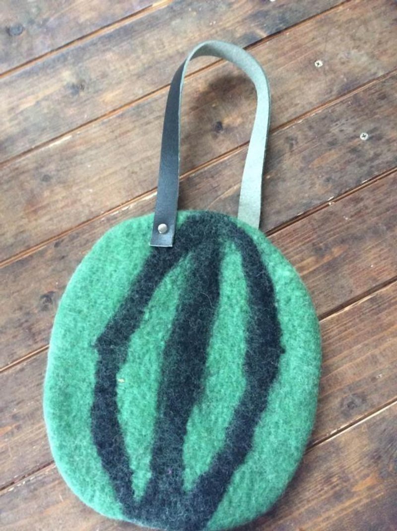 Watermelon bag (horizontal zipper) - กระเป๋าเครื่องสำอาง - ขนแกะ สีเขียว
