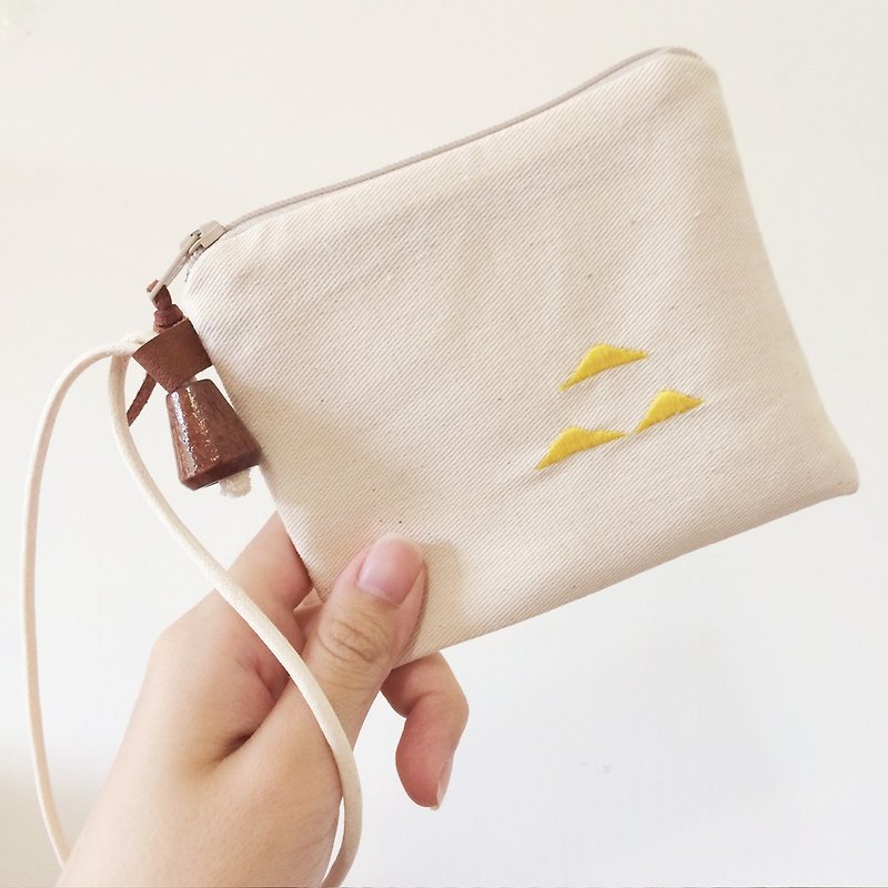 Small zipper bag with mountain embroidery - Creamy White - กระเป๋าใส่เหรียญ - งานปัก ขาว