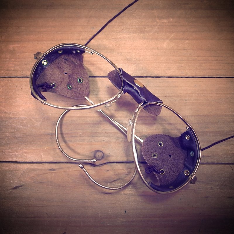 [ 老骨頭 ] 早期 稀有 皮革x金色金屬鏡框 飛行眼鏡 附掛繩 古董 vintage 古著K - 眼鏡/眼鏡框 - 其他金屬 金色