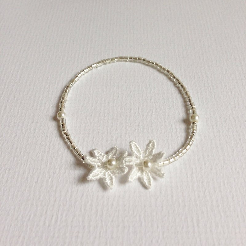 "KeepitPetite" romantic white flower · · · imitation pearl bracelet elastic bracelet - สร้อยข้อมือ - วัสดุอื่นๆ ขาว