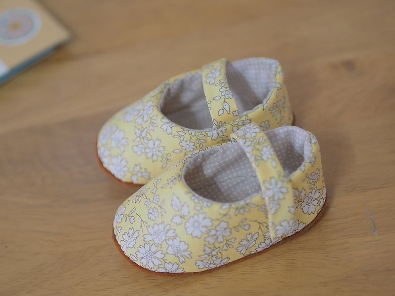 British yellow floral · Baby Shoes - รองเท้าเด็ก - วัสดุอื่นๆ สีเหลือง