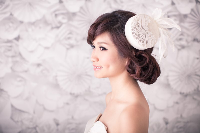 《Being of Love》白色蕾絲小禮帽／新娘頭飾髪飾／西式婚禮手工製婚禮配飾 - 帽子 - 其他材質 白色