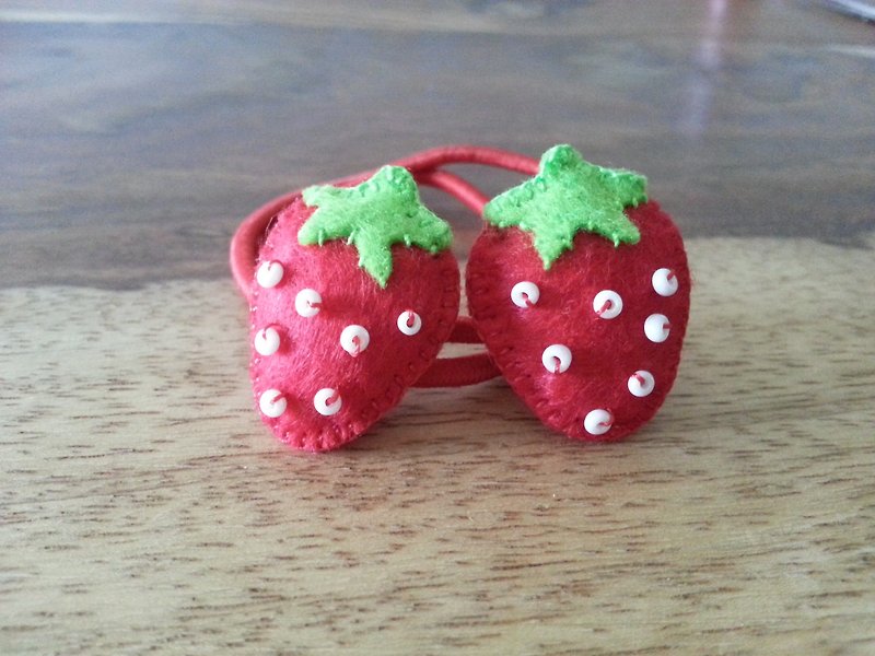 CaCa Crafts | Juicy Strawberry Strawberry Hair Tie - เครื่องประดับผม - ขนแกะ สีแดง