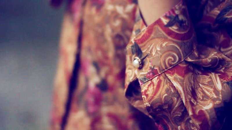 When vintage [Burberrys classical Baroque totem tie antique light shirt] abroad with a vintage shirt VINTAGE - เสื้อเชิ้ตผู้หญิง - วัสดุอื่นๆ หลากหลายสี