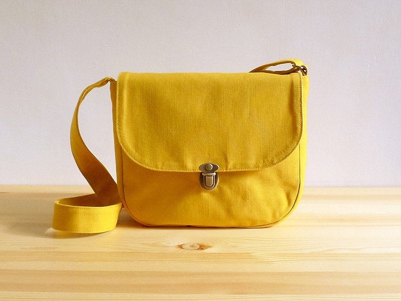 Handmade yellow-brown cotton canvas small cross-body school bag - กระเป๋าแมสเซนเจอร์ - ผ้าฝ้าย/ผ้าลินิน สีเหลือง