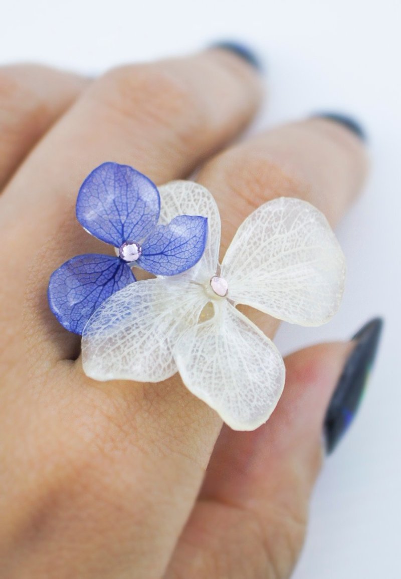 Rhapsody in Garden – White and Blue Real Hydrangea Flower with Swarovski Crystal Ring - แหวนทั่วไป - เครื่องเพชรพลอย ขาว