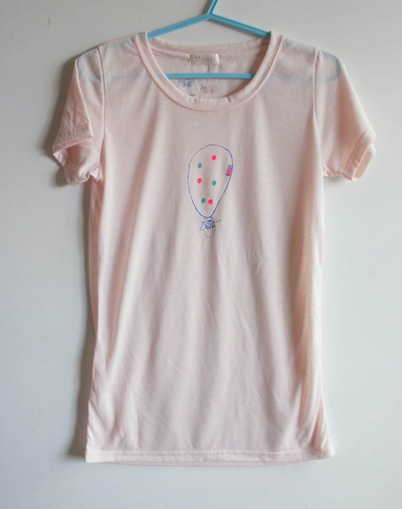 貓頭鷹熱氣球載著小牛（淺淺粉） - Women's T-Shirts - Cotton & Hemp 
