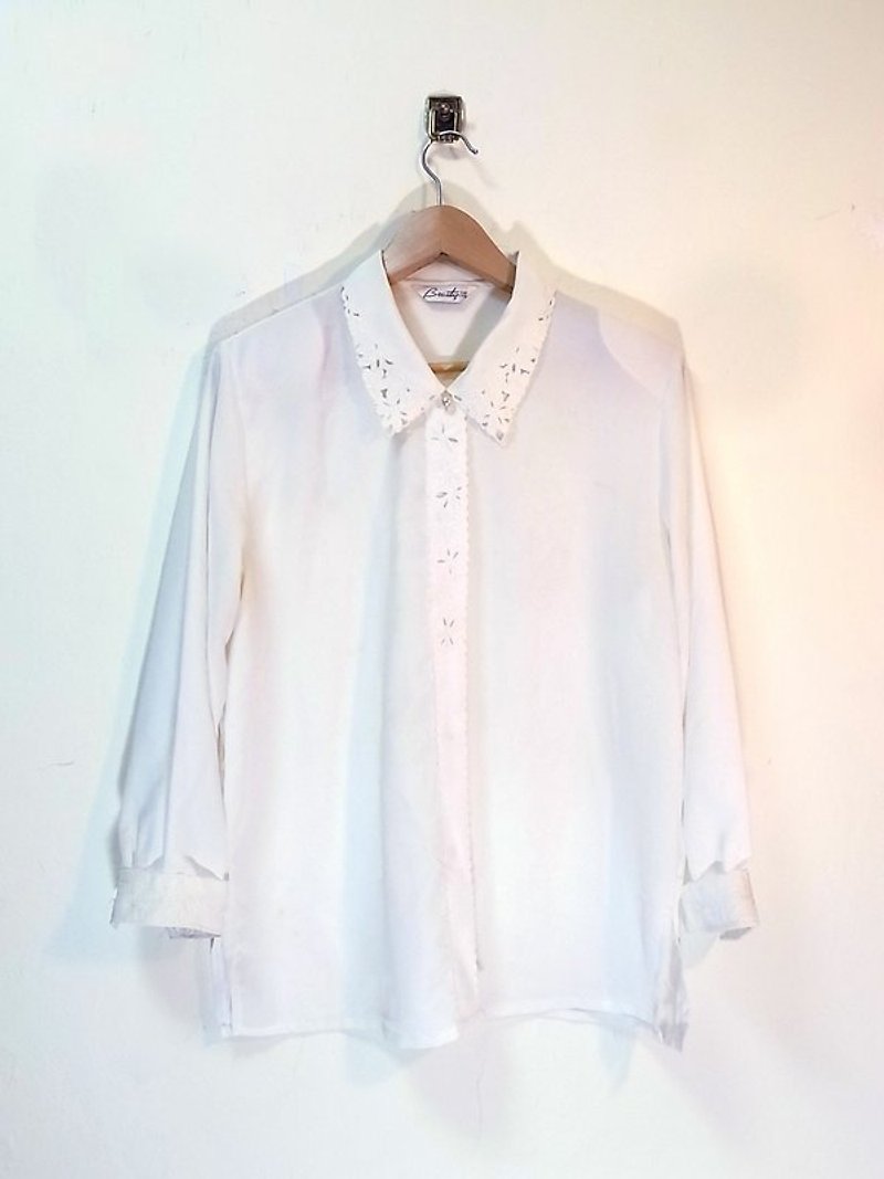 小尖領 白花刺繡 鏤空 襯衫 - シャツ・ブラウス - その他の素材 ホワイト