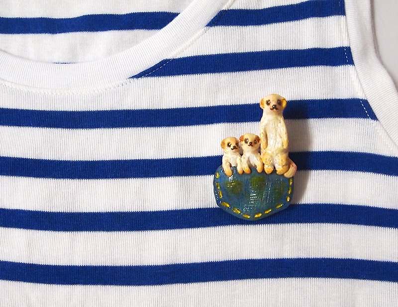 小狐獴家族手工手繪胸針 Pocket Meerkat family handmade brooch - 胸針 - 其他材質 多色