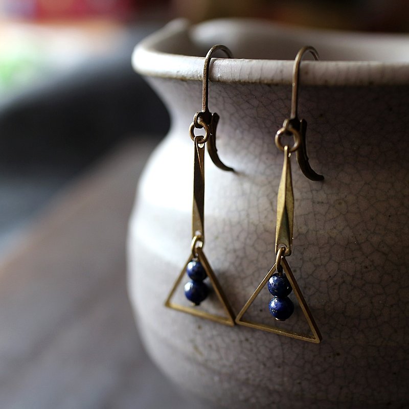 Muse natural wind series NO.186 brass earrings blue lapis lazuli triangle - Earrings & Clip-ons - Gemstone Blue