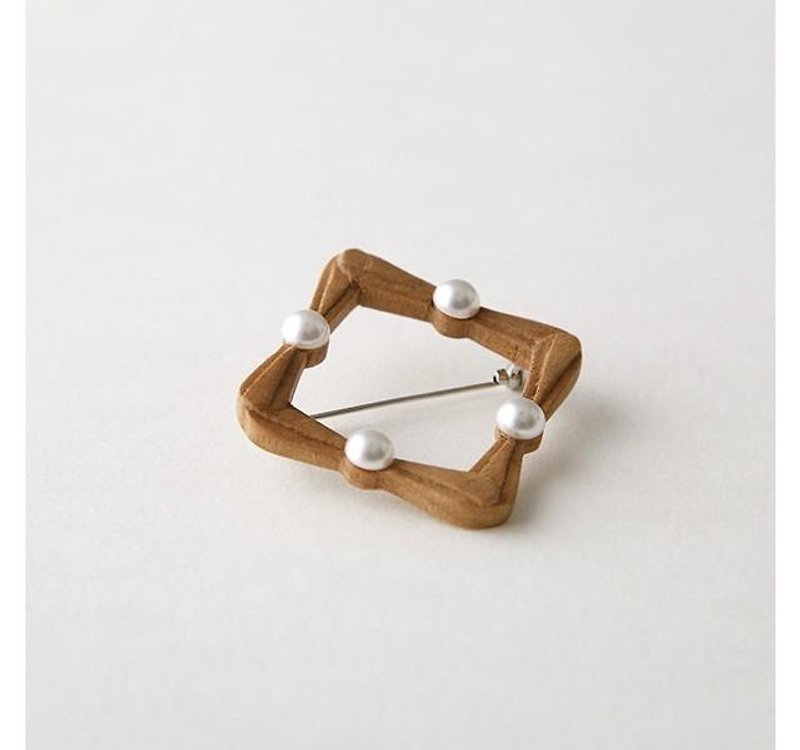 wood Hand-carved square · brooch-S- - เข็มกลัด - ไม้ สีนำ้ตาล