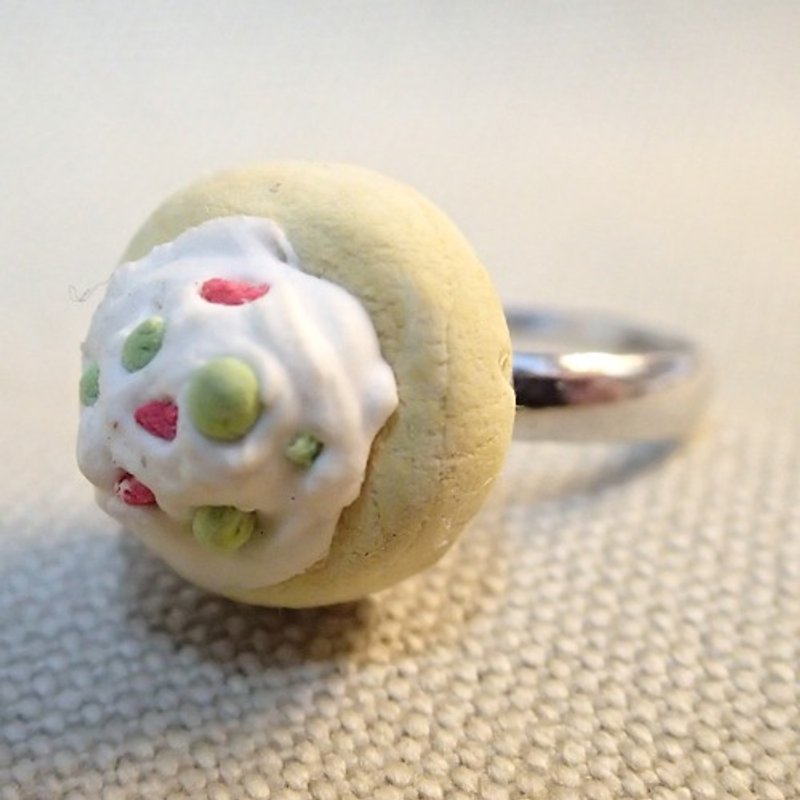 Journey back-food series: fresh cream fruit cake * Handmade miniature resin (ring) - แหวนทั่วไป - วัสดุอื่นๆ สีนำ้ตาล