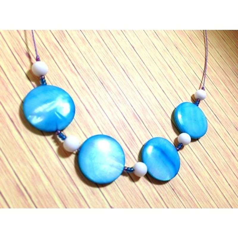 夏季貝殼頌~~天然藍色貝殼石+白染玉石[限量唯一設計款] - Necklaces - Other Materials Blue