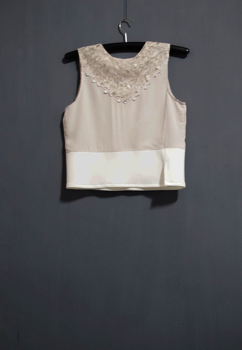 Wahr_ pale pinkish gray lace blouse - เสื้อผู้หญิง - วัสดุอื่นๆ ขาว