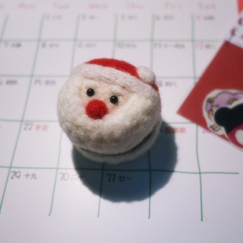 Hanju's wool children. Handmade DIY Christmas Santa Claus macaroons series wool felt mobile phone strap / dust plug / strong magnet