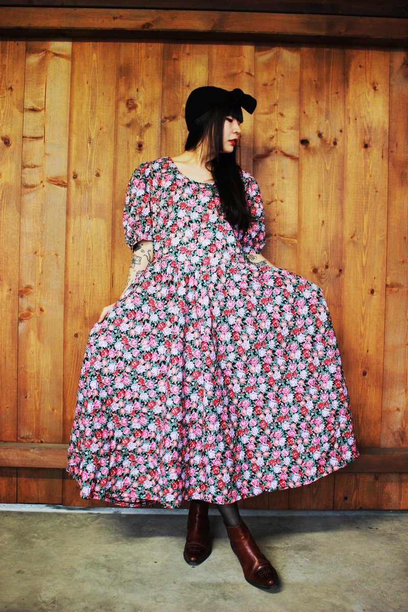 F804 (Vintage) black with red pink flowers big waves skirt vintage cotton short-sleeved dress - ชุดเดรส - วัสดุอื่นๆ สีแดง