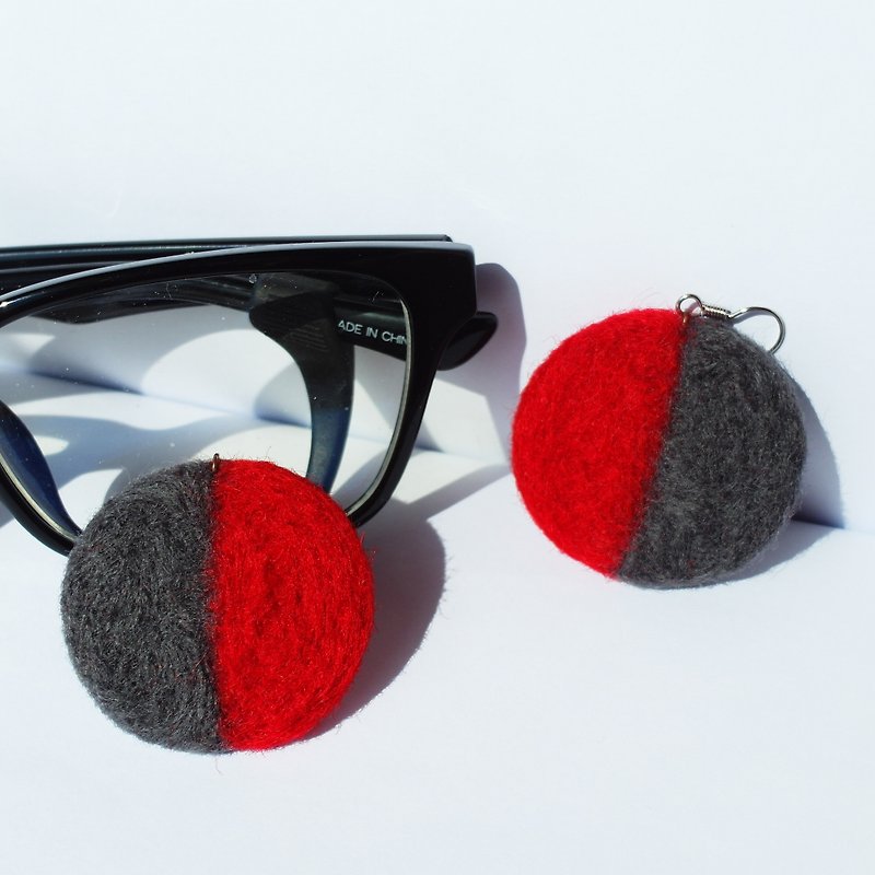 Extremely lightweight wool felt round hit color earrings, one ear hook type Clip-On type, a warm series, a childlike heart - Earrings & Clip-ons - Other Materials Red