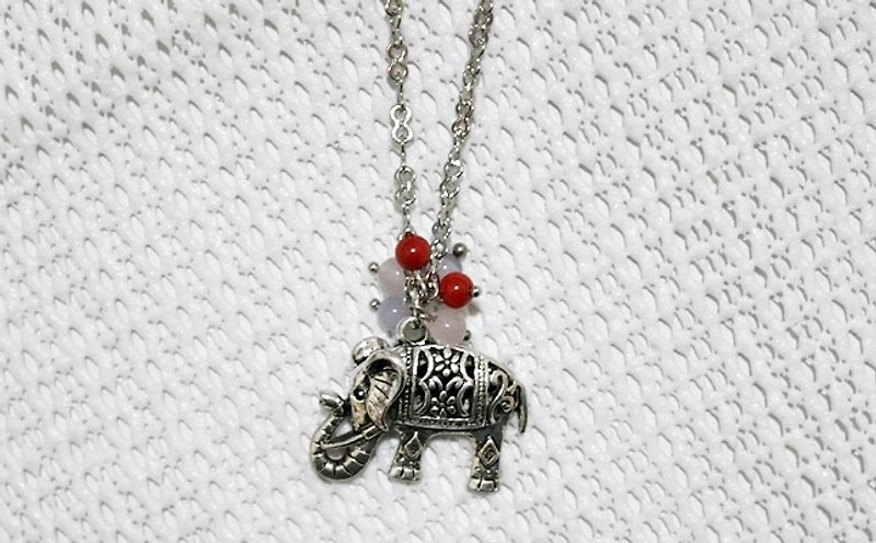 Alloy X Natural Stone Necklace <Miss Elephant> -Limited*1- - สร้อยคอ - อลูมิเนียมอัลลอยด์ สีแดง