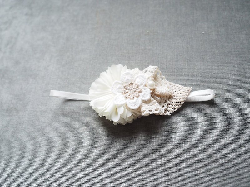 Sunflower hand-made small white flower baby girl headdress - ผ้ากันเปื้อน - วัสดุอื่นๆ ขาว