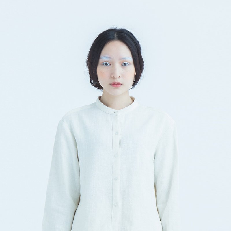 mandarin collar shirt with raw edge yoke - เสื้อเชิ้ตผู้หญิง - ผ้าฝ้าย/ผ้าลินิน ขาว