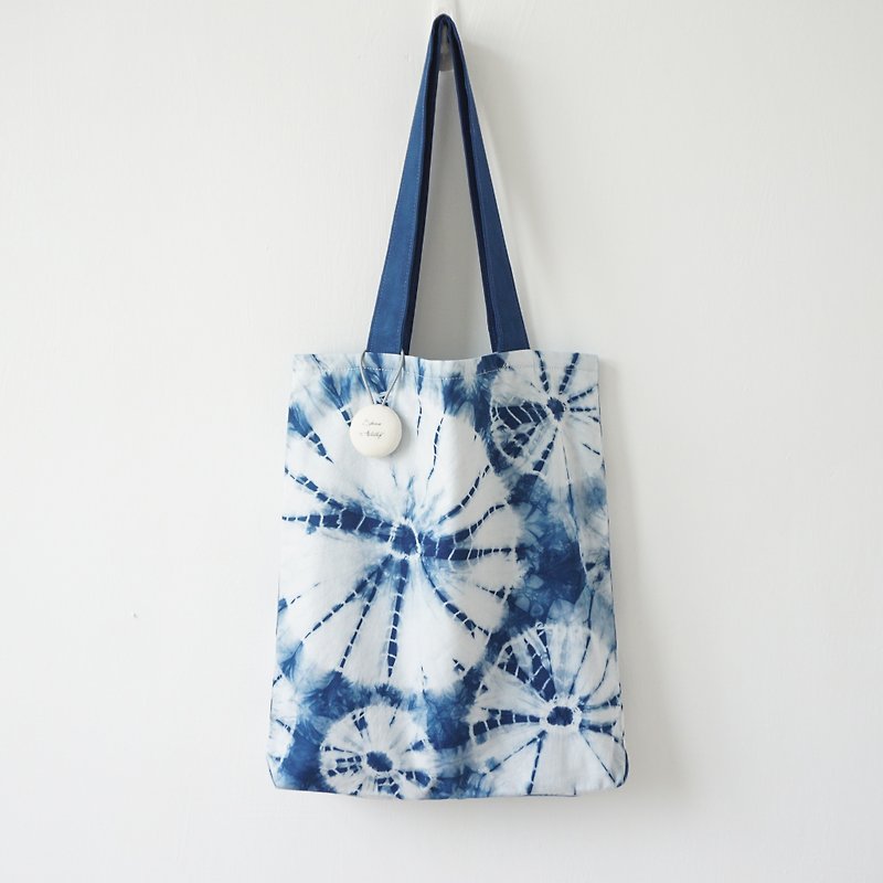 S.A x Daisy, Indigo dyed Handmade Dots Pattern Tote Bag - กระเป๋าแมสเซนเจอร์ - ผ้าฝ้าย/ผ้าลินิน สีน้ำเงิน